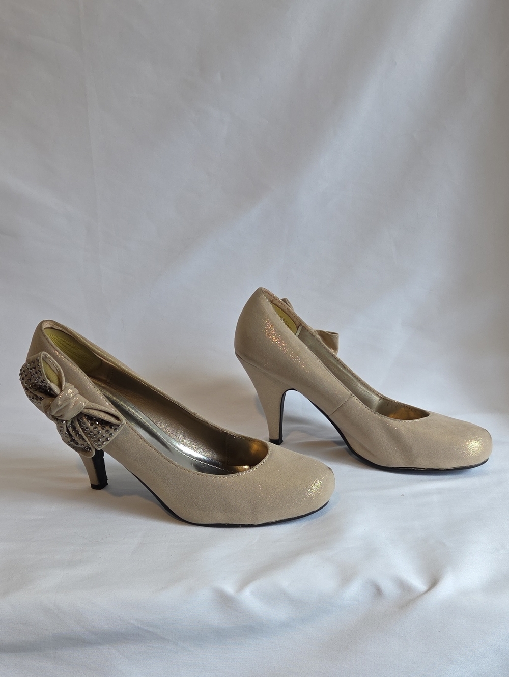 Women's Cream Bow Accent Mid Heels